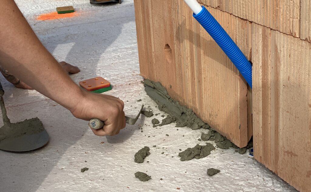 Aanbrengen van ondersabelingsmortel voor stabiele en nauwkeurige fixatie.