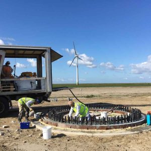 PAGEL V1/30HF K90 hogesterkte gietmortel voor windturbinefundaties – vloeibaar, vermoeiingsbestendig en voor 30–75 mm laagdikte