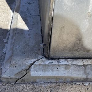 Scheur in beton veroorzaakt door te grote gietoverstek