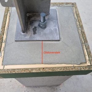 Scheurvorming door te grote gietoverstek bij verwerking van PAGEL K70 gietmortel onder staalconstructie