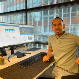 Guido Sip aan het bureau, adviserend over de verwerking van betonreparatiemortel