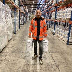 Guido Sip in het magazijn van Verwaard – geeft klantgericht advies voor de juiste mortelkeuze met gerichte vragen