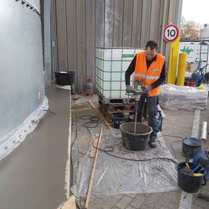 Ondergieten van opslagtank met krimparme gietmortel – volledige ondersteuning van flensen en afwerking in één mortelsysteem