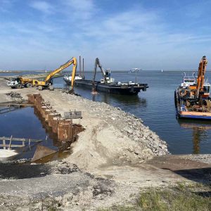 Voegen en afgieten van prefab elementen op de Afsluitdijk