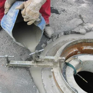 Voorkomen van zuiging uit betonondergrond met waterverneveling of bouwdispersie bij verwerking van gietmortel